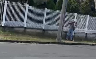Homem aponta arma falsa para a cabeça da mulher e é baleado pela PM em SC
