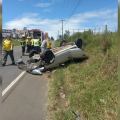 Carro capota na entrada do Balneário Rincão e mobiliza bombeiros