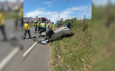 Carro capota na entrada do Balneário Rincão e mobiliza bombeiros