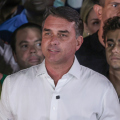 Flávio Bolsonaro não entrega passaportes e PF comunica descumprimento ao STF