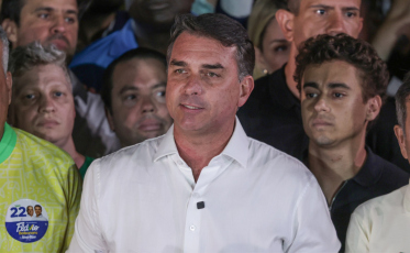 Flávio Bolsonaro não entrega passaportes e PF comunica descumprimento ao STF