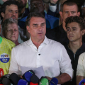 Saída do Brasil pode afetar mandato de Flávio Bolsonaro? Comentarista explica