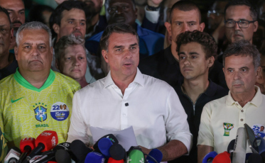 Saída do Brasil pode afetar mandato de Flávio Bolsonaro? Comentarista explica