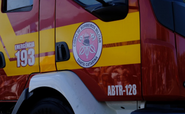 Colisão entre carro e moto termina em incêndio na SC-445 entre Turvo e Ermo