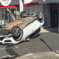 Sandero capota após colisão em cruzamento no Centro de Criciúma