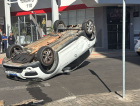 Sandero capota após colisão em cruzamento no Centro de Criciúma