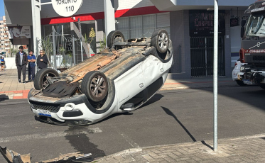 Sandero capota após colisão em cruzamento no Centro de Criciúma