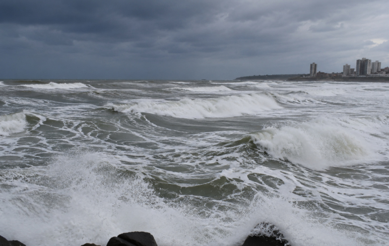 Ondas de até 3,5 metros colocam litoral de SC em alerta até sexta