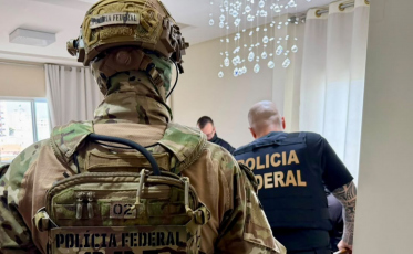 PRF é afastado por suspeita de receber R$ 1 mil por carga de madeira ilegal em SC