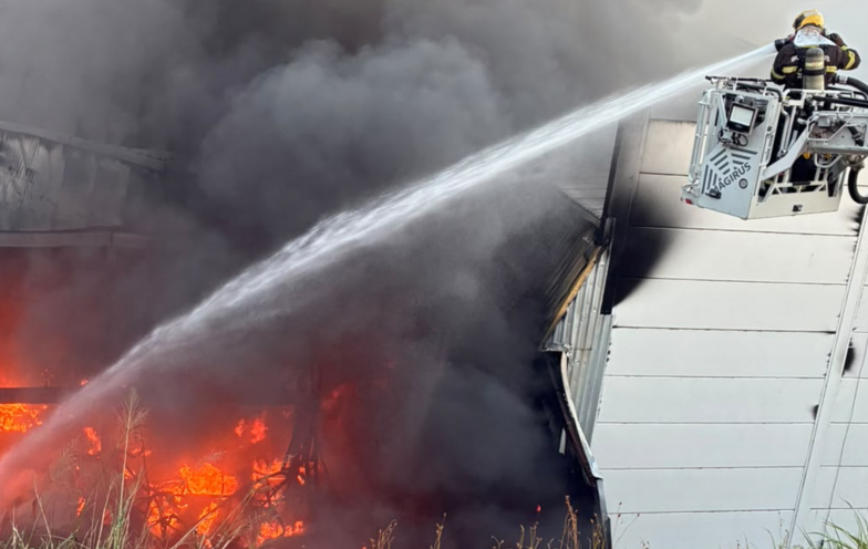 Incêndio queima 100 toneladas de material em fábrica de ração em São Ludgero