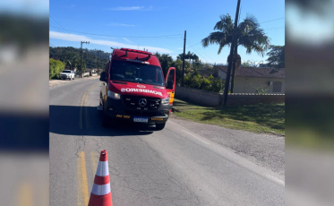 Mulher sofre queda de triciclo elétrico e é levada ao hospital em Lauro Müller
