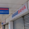 Casas Bahia fecha acordo para pagar mais de 4 mil trabalhadores demitidos