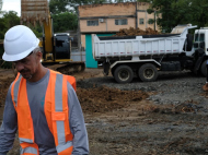 Placa e estrutura marcam o começo da obra, com prazo estimado de 24 meses para conclusão | Foto: José Demathé/4oito