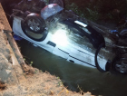 Motorista perde controle e capota veículo no rio em Urussanga