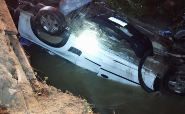 Motorista perde controle e capota veículo no rio em Urussanga