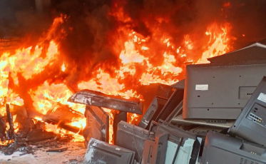 Incêndio atinge depósito de eletrônicos e mobiliza equipes em Jaguaruna