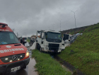 Caminhão sai da pista na BR-101 em Sangão