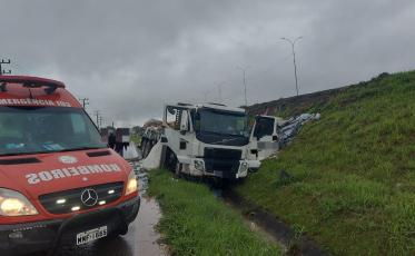 Caminhão sai da pista na BR-101 em Sangão