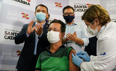 Enfermeiro, idoso e indígena. Os primeiros vacinados em Santa Catarina