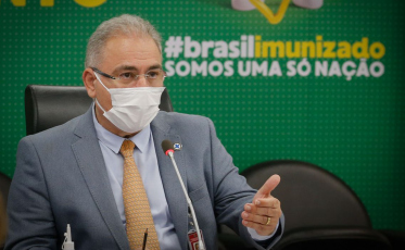 Avião com 1,5 milhão de doses da Janssen chega nesta quarta-feira, diz ministro