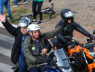 Sem máscara, Bolsonaro participa de motociata em Santa Catarina