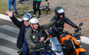 Sem máscara, Bolsonaro participa de motociata em Santa Catarina
