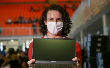 Professores recebem notebooks e tablets