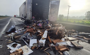 Incêndio atinge caminhão baú na BR-101 em Sombrio