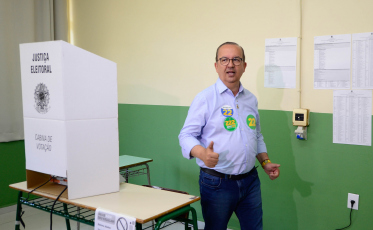 Jorginho Mello vota em Herval D’Oeste
