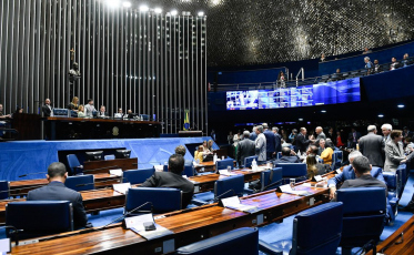 Senado aprova MP que aumenta salário mínimo e amplia isenção do IR