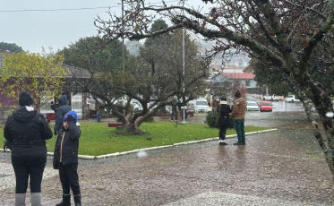 [Vídeo] Ela chegou! Primeira neve do ano é registrada em SC