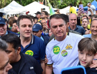Em Criciúma, Bolsonaro toma café, circula e discursa na Nereu Ramos; fotos e vídeos
