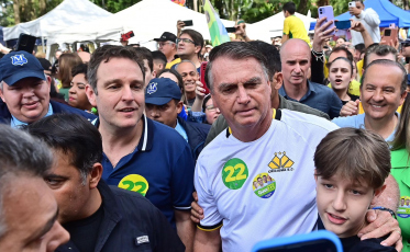 Em Criciúma, Bolsonaro toma café, circula e discursa na Nereu Ramos; fotos e vídeos
