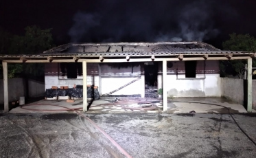 Casa é totalmente destruída por incêndio em Maracajá  