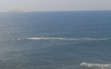 Pescador é atingido por onda e arrastado para o mar na Praia do Gi