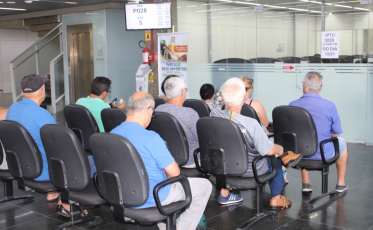 IPTU e taxa do lixo geram filas no Paço Municipal