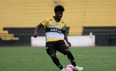 Negociação com Sandro trava e zagueiro deve deixar o clube