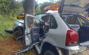 Motorista colide com poste e fica presa às ferragens