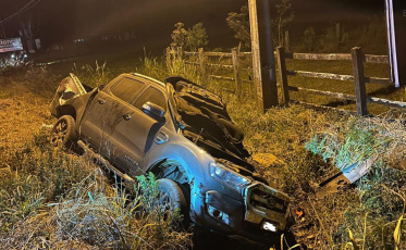 Acidente envolvendo carro e duas motos mata motociclista na SC-285, em Turvo