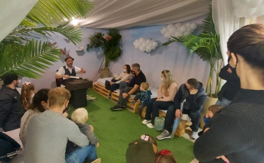 Contação de histórias alegra crianças aos sábados no Della