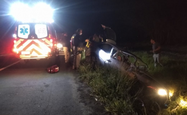 Carro sai da pista e deixa vítima presa às ferragens