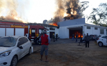 Funilaria é consumida pelas chamas no Rio Maina (VÍDEOS)