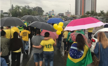 Manifestação a favor do Governo Bolsonaro aconteceu mesmo com chuva