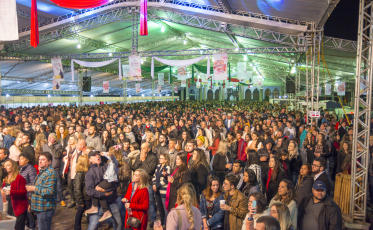 Homenagens na Câmara de Vereadores marcam abertura da Festa da Gastronomia