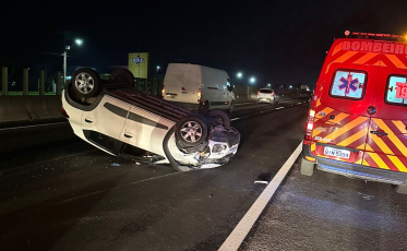 Carro capota na BR-101 e deixa motorista hospitalizada