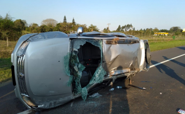 Condutor de Duster capota na BR-101