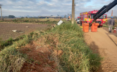 Motorista fica presa em veículo após capotamento em Morro da Fumaça