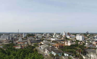 Aos 57 anos, Içara se destaca em vários setores da economia