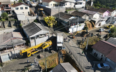 Caminhão de lixo é removido do local do acidente