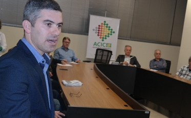  Empresários debatem organização e desenvolvimento industrial